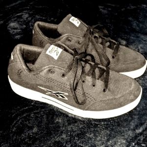 BLACK Like new Canvas Reebok Slice USA Court, Board or Street size 10 men Vans